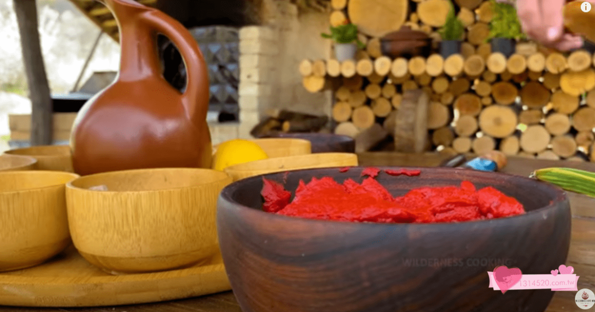 一種準備脆皮晚餐的不尋常方法，桶下炸一整隻雞！