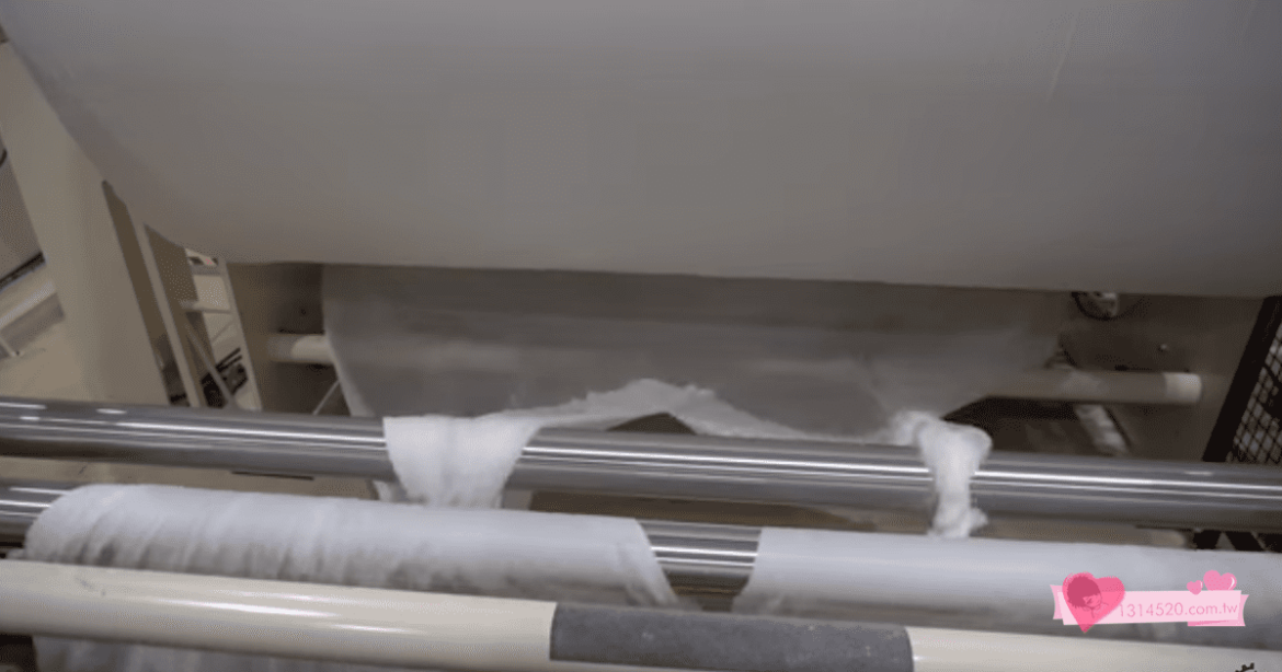 日本工廠的壓倒性規模製作衛生紙的過程。